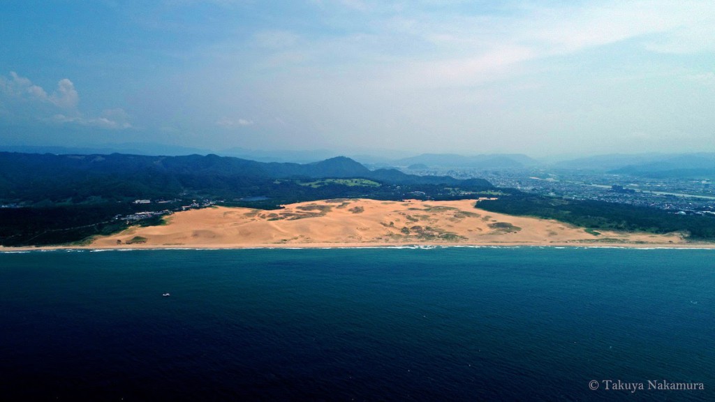 ドローンを使用し俯瞰で眺めた鳥取砂丘。奥には中国山地が連なる
