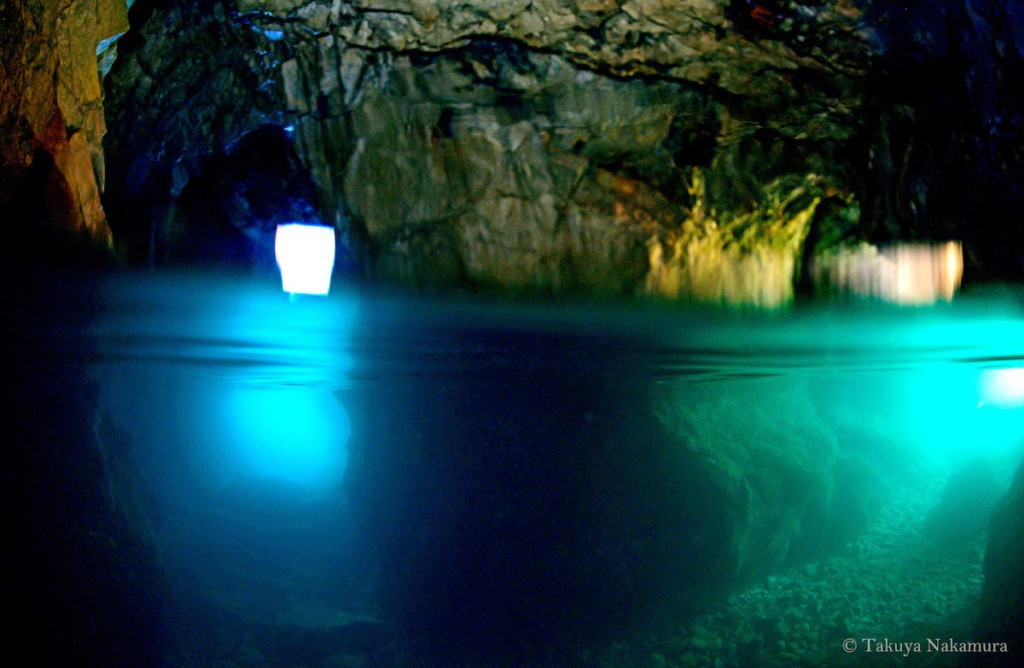 菜種島の神秘的な2色の洞窟