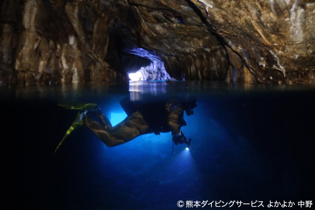 妙見浦の洞窟内のダイバー