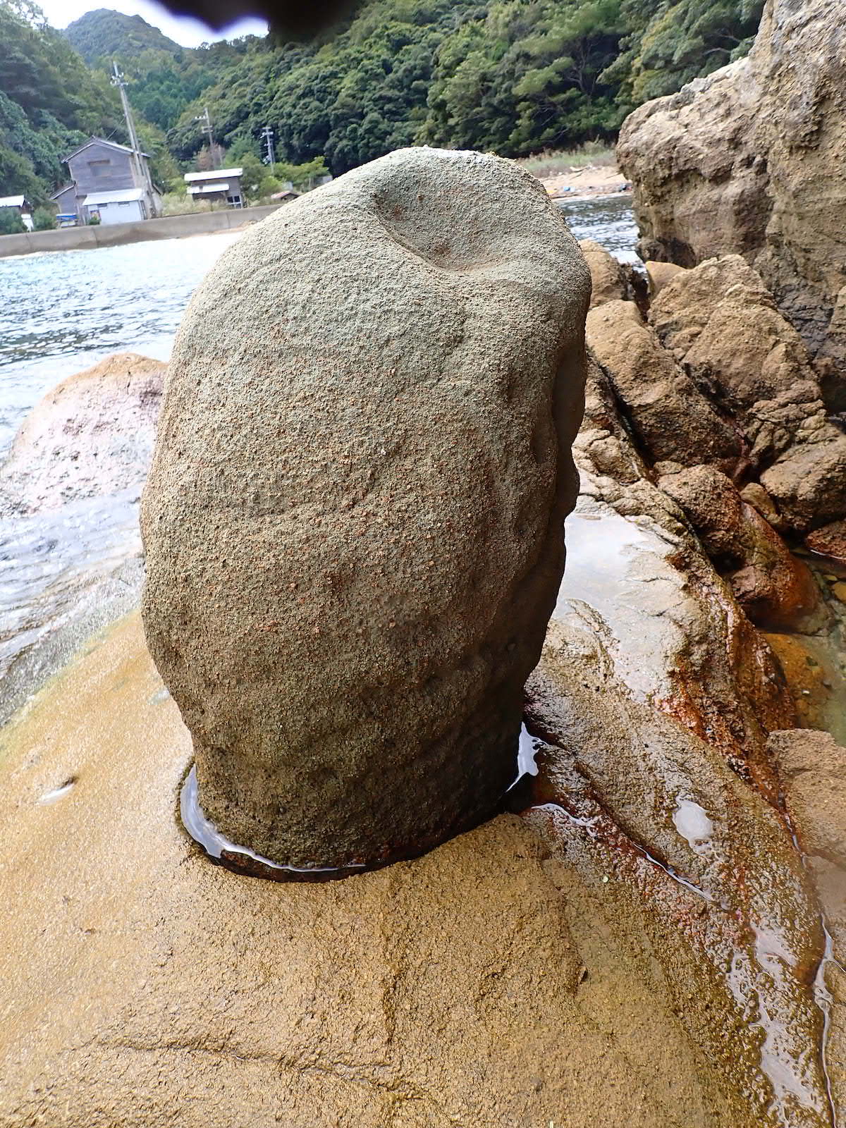 岩礁ピットに石をはめ込み、もやい石として利用（京都府）