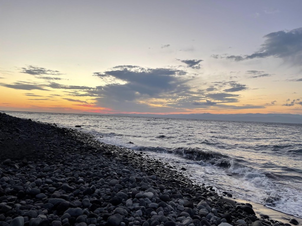 夢中になりすぎて写真を撮るのは夕方になってしまいましたが、ゴロタのビーチです