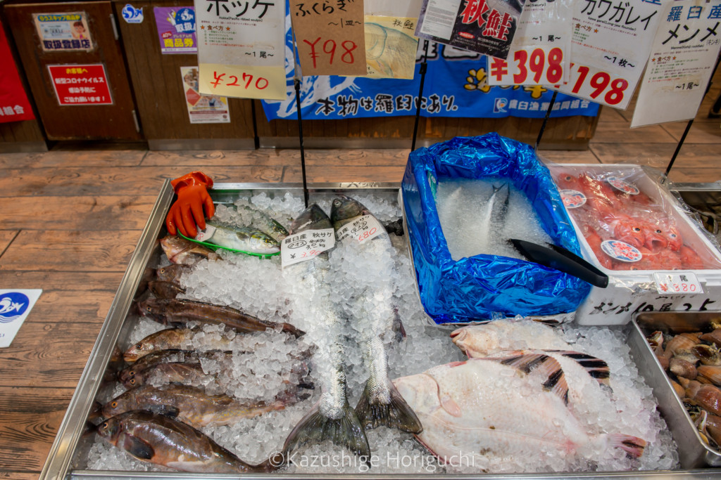 道の駅内にある海鮮工房には取れたての魚介類が並ぶ